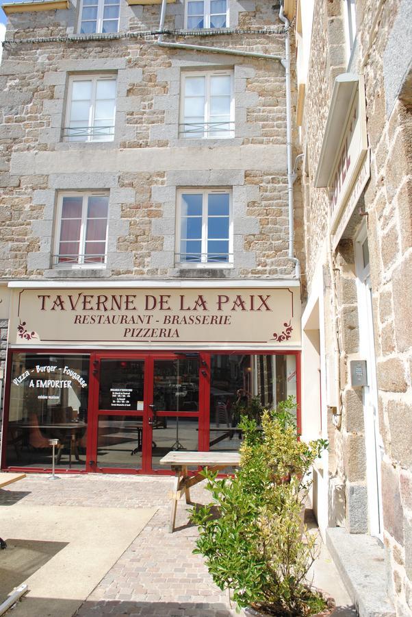 Taverne De La Paix La Ferte-Mace Екстер'єр фото